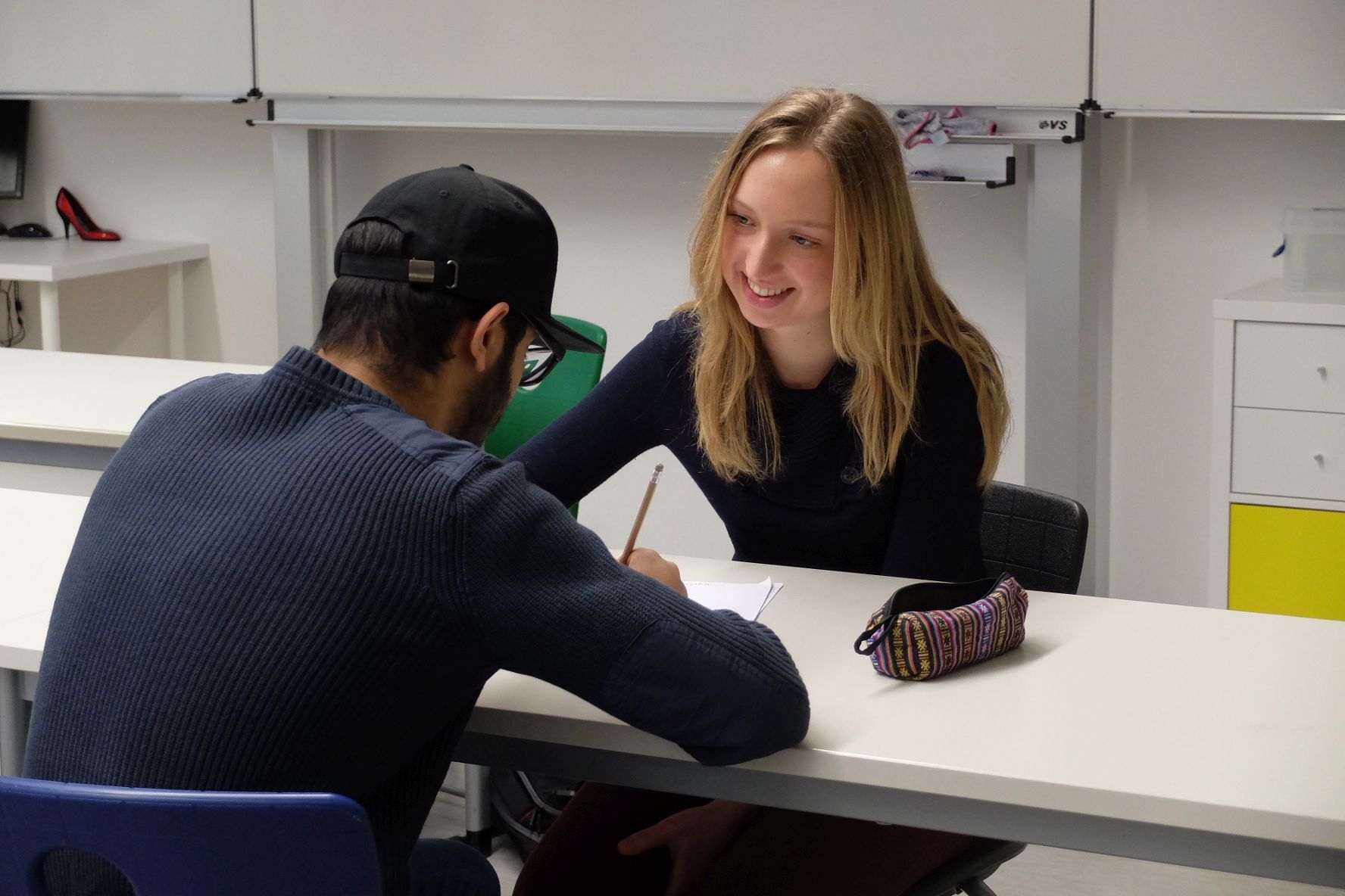 Freiwillige mit Geflüchtetem ©SchlaU Schule München