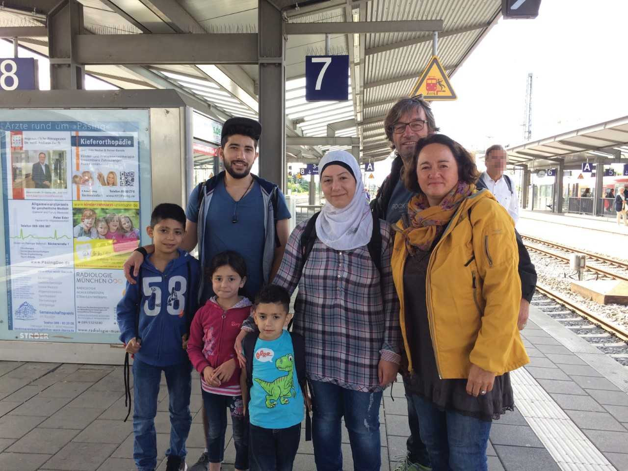 Paten und Geflüchtete Familie am Bahnhof