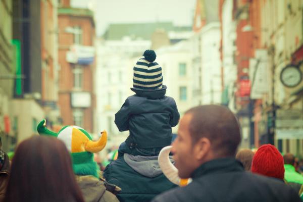 Kind huckepack auf friedlicher Demo