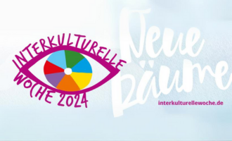 Logo mit dem Text: Interkulturelle Woche 2024 Neue Räume www.interkulturellewoche.de