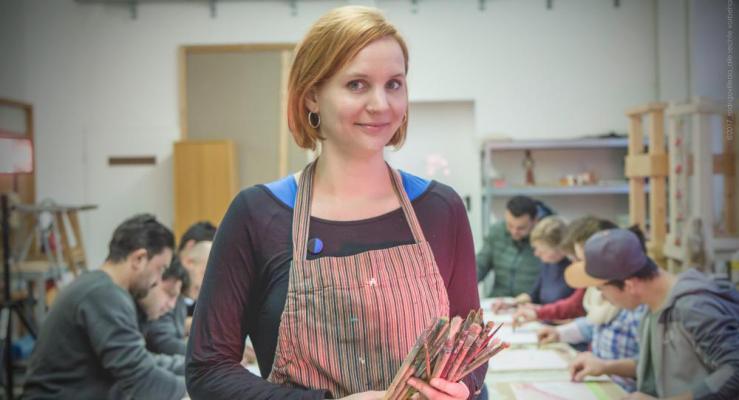Marlene Pruss in der Kunstwerkstatt der Mohr-Villa München