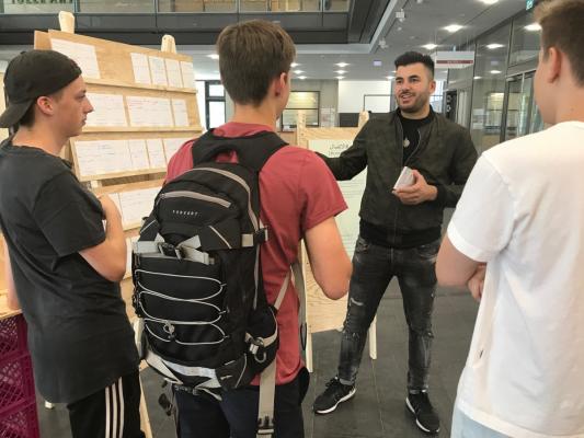 Louay Sakr mit Schülern bei der Ausstellung Land der Kulturen