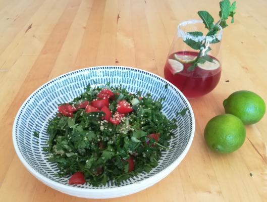 Tabouleh auf weiß-blauem Teller dekoriert