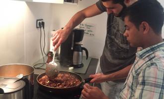 Geflüchtete Jugendliche kochen gemeinsam