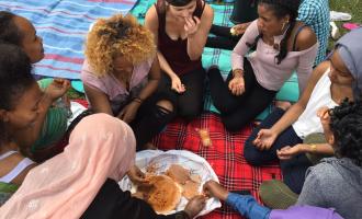 JUNOs machen gemeinsam ein Picknick