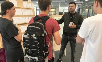 Louay Sakr mit Schülern bei der Ausstellung Land der Kulturen